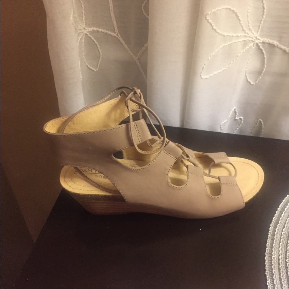 Ladies tan sandals